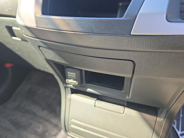 オデッセイ アブソルート　ＥＴＣ　バックカメラ　ナビ　ＴＶ　オートクルーズコントロール　アルミホイール　ＨＩＤ　キーレスエントリー　電動格納ミラー　３列シート　ＡＴ　盗難防止システム　衝突安全ボディ　ＡＢＳ　ＥＳＣ　ＣＤ（43枚目）
