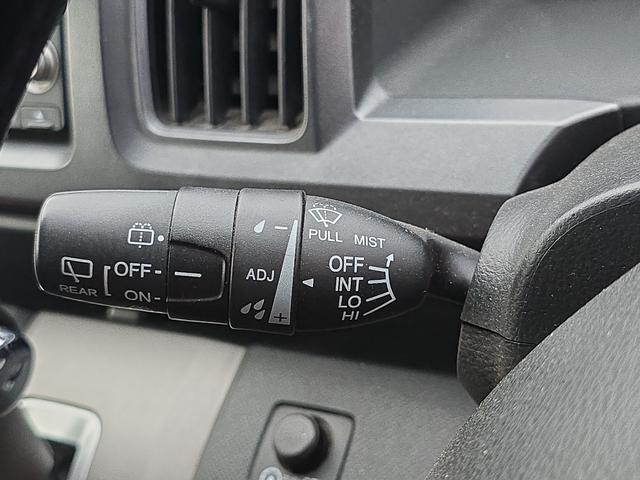 ステップワゴンスパーダ Ｓ　ＥＴＣ　バックカメラ　ナビ　ＴＶ　両側スライド・片側電動　ＨＩＤ　スマートキー　電動格納ミラー　３列シート　ウォークスルー　ＣＶＴ　アルミホイール　ＣＤ　盗難防止システム　衝突安全ボディ　ＡＢＳ（51枚目）