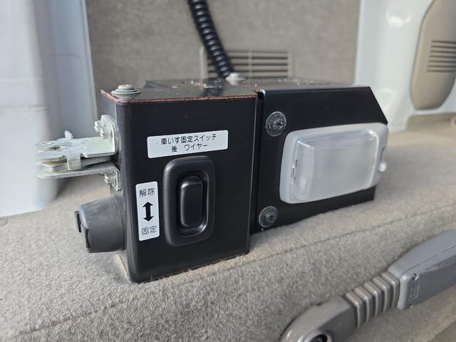 エブリイワゴン 　車いす移動車　後部電動固定　リヤシート無　補助シート＆車いす乗員用手すり付　福祉車輌　両側スライドドア　キーレスエントリー　ＡＴ　エアコン　パワーステアリング　パワーウィンドウ（32枚目）