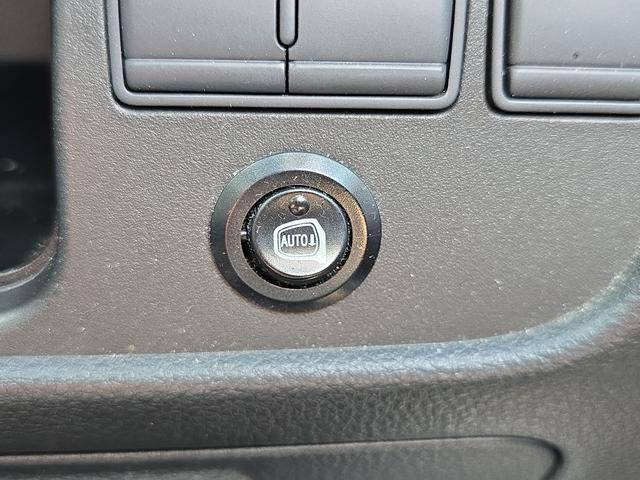 セレナ ハイウェイスター　Ｊパッケージ　ＥＴＣ　バックカメラ　ナビ　ＴＶ　オートクルーズコントロール　両側電動スライドドア　オートライト　ＨＩＤ　スマートキー　電動格納ミラー　３列シート　ＣＶＴ　アルミホイール　ＣＤ　ＤＶＤ再生（51枚目）