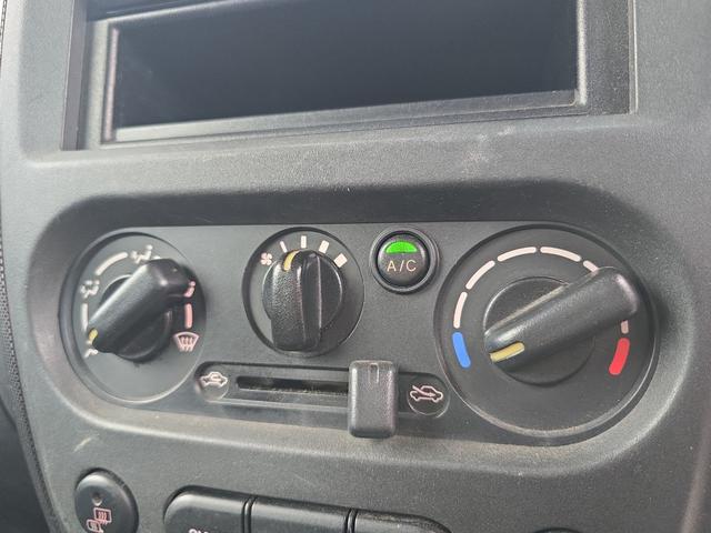 ジムニー ワイルドウインド 4WD キーレスエントリー 電動格納ミラー シートヒーター AT ABS CD ルーフレール アルミホイール 衝突安全ボディ エアコン パワーステアリング パワーウィンドウ 運転席エアバッグ(4枚目)