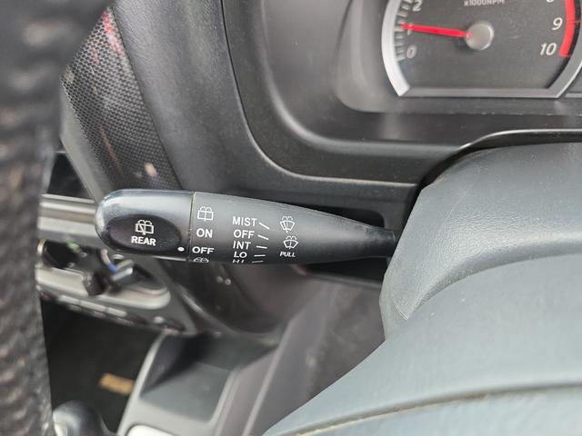 ジムニー ワイルドウインド 4WD キーレスエントリー 電動格納ミラー シートヒーター AT ABS CD ルーフレール アルミホイール 衝突安全ボディ エアコン パワーステアリング パワーウィンドウ 運転席エアバッグ(10枚目)