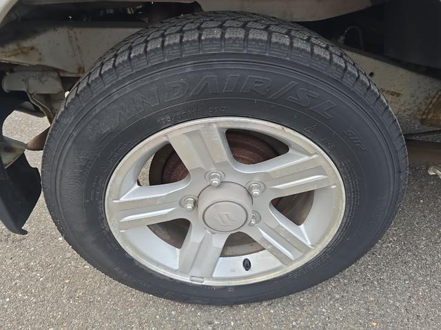 ジムニー ワイルドウインド 4WD キーレスエントリー 電動格納ミラー シートヒーター AT ABS CD ルーフレール アルミホイール 衝突安全ボディ エアコン パワーステアリング パワーウィンドウ 運転席エアバッグ(20枚目)