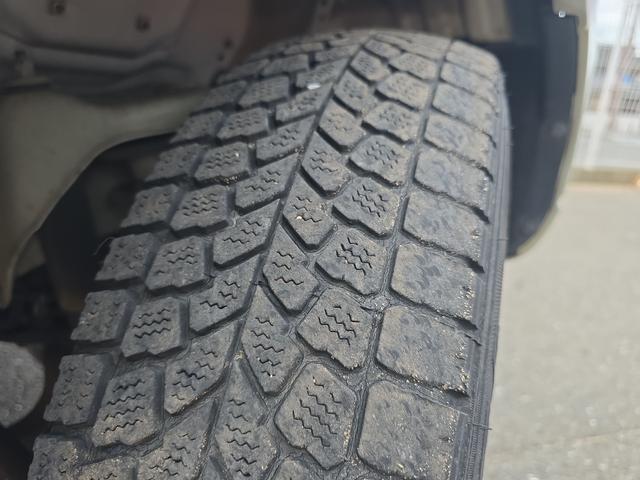 ジムニー ワイルドウインド 4WD キーレスエントリー 電動格納ミラー シートヒーター AT ABS CD ルーフレール アルミホイール 衝突安全ボディ エアコン パワーステアリング パワーウィンドウ 運転席エアバッグ(56枚目)