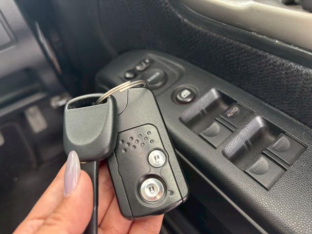 スマートエントリーキーシステムです。鍵を持っていればドアロック、解除、エンジン始動も楽チンです。イチイチ鍵を出す手間も無くなりますよ。悪天候時にも重宝しますね。