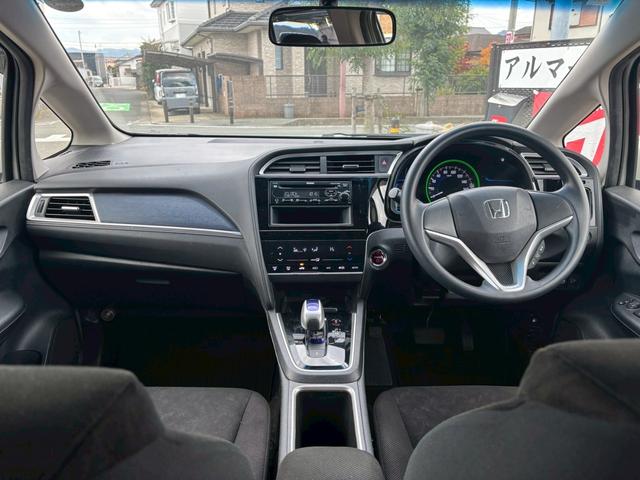 シャトル ハイブリッド　アルミホイール　スマートキー　ＡＴ　盗難防止システム　衝突安全ボディ　ＡＢＳ　ＥＳＣ　ＣＤ　ミュージックプレイヤー接続可　エアコン　パワーステアリング　パワーウィンドウ（2枚目）