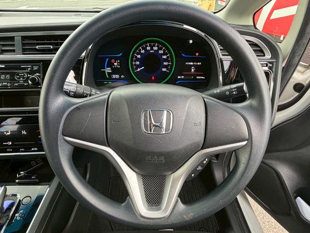 シャトル ハイブリッド　アルミホイール　スマートキー　ＡＴ　盗難防止システム　衝突安全ボディ　ＡＢＳ　ＥＳＣ　ＣＤ　ミュージックプレイヤー接続可　エアコン　パワーステアリング　パワーウィンドウ（3枚目）