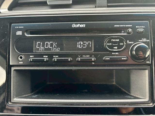 シャトル ハイブリッド　アルミホイール　スマートキー　ＡＴ　盗難防止システム　衝突安全ボディ　ＡＢＳ　ＥＳＣ　ＣＤ　ミュージックプレイヤー接続可　エアコン　パワーステアリング　パワーウィンドウ（4枚目）