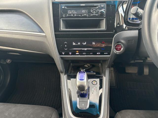 シャトル ハイブリッド　アルミホイール　スマートキー　ＡＴ　盗難防止システム　衝突安全ボディ　ＡＢＳ　ＥＳＣ　ＣＤ　ミュージックプレイヤー接続可　エアコン　パワーステアリング　パワーウィンドウ（5枚目）