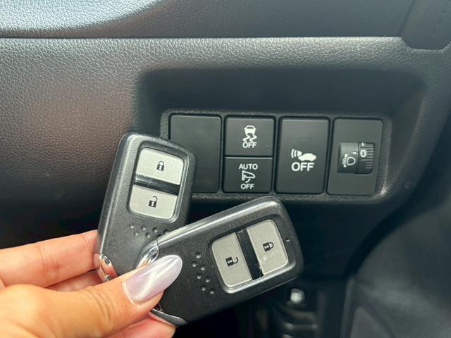 シャトル ハイブリッド　アルミホイール　スマートキー　ＡＴ　盗難防止システム　衝突安全ボディ　ＡＢＳ　ＥＳＣ　ＣＤ　ミュージックプレイヤー接続可　エアコン　パワーステアリング　パワーウィンドウ（7枚目）