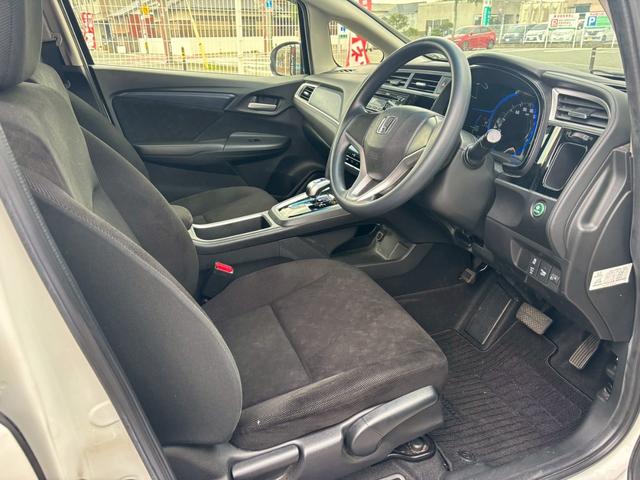 シャトル ハイブリッド　アルミホイール　スマートキー　ＡＴ　盗難防止システム　衝突安全ボディ　ＡＢＳ　ＥＳＣ　ＣＤ　ミュージックプレイヤー接続可　エアコン　パワーステアリング　パワーウィンドウ（8枚目）