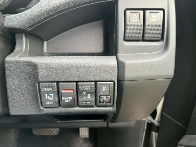 �����d���X���C�h�h�A�����I�^�]�Ȃ��{�^����ŊJ�\�ł������܂��B