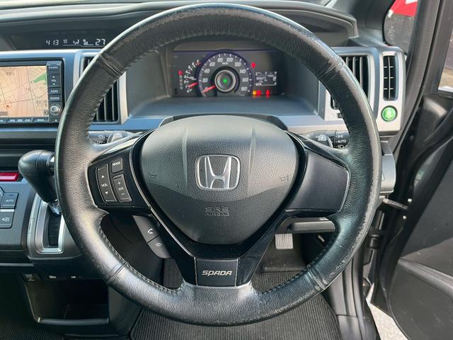 ステップワゴンスパーダ Ｚ　ＨＤＤナビエディション　４ＷＤ　ドライブレコーダー　ＥＴＣ　バックカメラ　ＴＶ　両側電動スライドドア　オートライト　ＨＩＤ　スマートキー　　後席モニター　３列シート　ＡＴ　アルミホイール　ＤＶＤ再生　ＵＳＢ（3枚目）