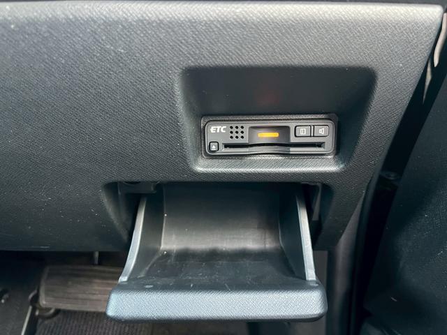 ステップワゴンスパーダ Ｚ　ＨＤＤナビエディション　４ＷＤ　ドライブレコーダー　ＥＴＣ　バックカメラ　ＴＶ　両側電動スライドドア　オートライト　ＨＩＤ　スマートキー　　後席モニター　３列シート　ＡＴ　アルミホイール　ＤＶＤ再生　ＵＳＢ（8枚目）