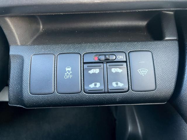 ステップワゴンスパーダ Ｚ　ＨＤＤナビエディション　４ＷＤ　ドライブレコーダー　ＥＴＣ　バックカメラ　ＴＶ　両側電動スライドドア　オートライト　ＨＩＤ　スマートキー　　後席モニター　３列シート　ＡＴ　アルミホイール　ＤＶＤ再生　ＵＳＢ（9枚目）