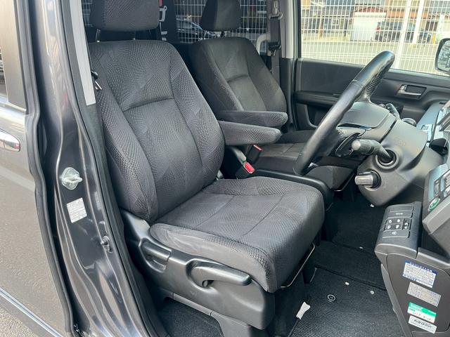 ステップワゴンスパーダ Ｚ　ＨＤＤナビエディション　４ＷＤ　ドライブレコーダー　ＥＴＣ　バックカメラ　ＴＶ　両側電動スライドドア　オートライト　ＨＩＤ　スマートキー　　後席モニター　３列シート　ＡＴ　アルミホイール　ＤＶＤ再生　ＵＳＢ（35枚目）