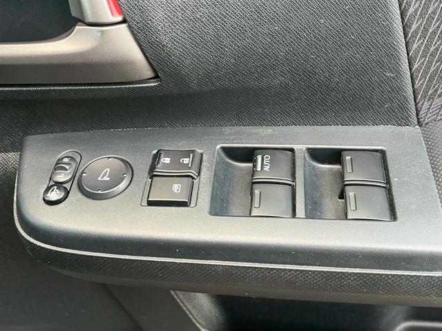 ステップワゴンスパーダ Ｚ　ＨＤＤナビエディション　４ＷＤ　ドライブレコーダー　ＥＴＣ　バックカメラ　ＴＶ　両側電動スライドドア　オートライト　ＨＩＤ　スマートキー　　後席モニター　３列シート　ＡＴ　アルミホイール　ＤＶＤ再生　ＵＳＢ（47枚目）