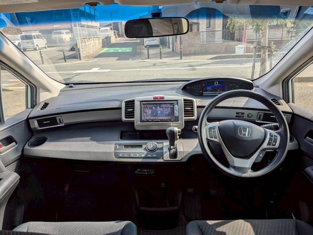 フリードハイブリッド ジャストセレクション＋　ＥＴＣ　バックカメラ　ナビ　ＴＶ　オートクルーズコントロール　両側電動スライドドア　オートライト　ＨＩＤ　スマートキー　電動格納ミラー　３列シート　ウォークスルー　ＣＶＴ　ＣＤ　ＤＶＤ再生　ＵＳＢ（2枚目）