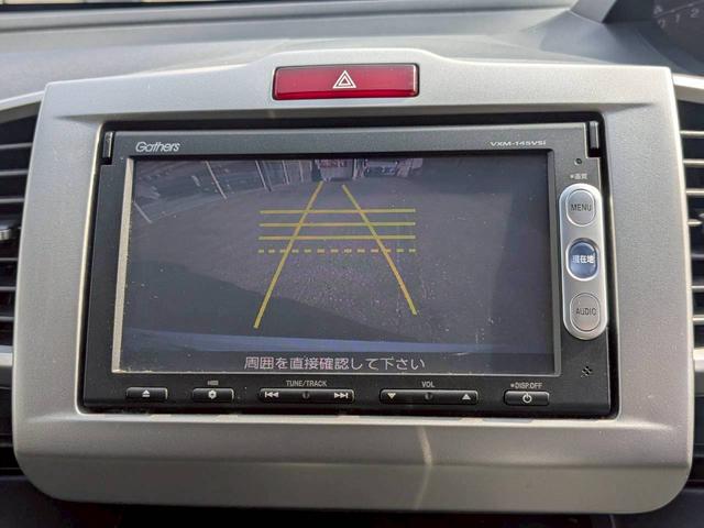 フリードハイブリッド ジャストセレクション＋　ＥＴＣ　バックカメラ　ナビ　ＴＶ　オートクルーズコントロール　両側電動スライドドア　オートライト　ＨＩＤ　スマートキー　電動格納ミラー　３列シート　ウォークスルー　ＣＶＴ　ＣＤ　ＤＶＤ再生　ＵＳＢ（5枚目）