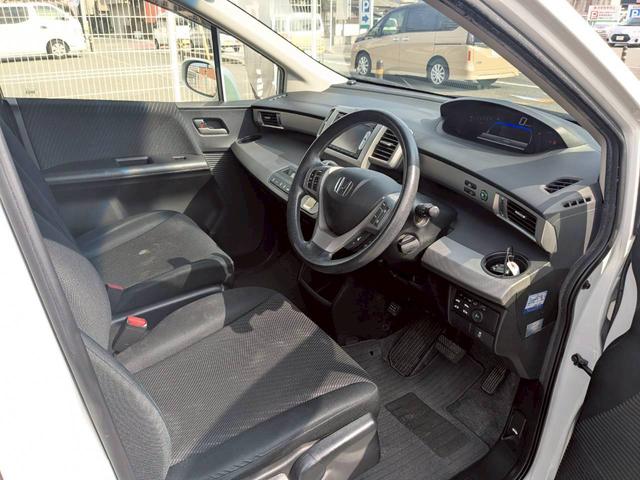 フリードハイブリッド ジャストセレクション＋　ＥＴＣ　バックカメラ　ナビ　ＴＶ　オートクルーズコントロール　両側電動スライドドア　オートライト　ＨＩＤ　スマートキー　電動格納ミラー　３列シート　ウォークスルー　ＣＶＴ　ＣＤ　ＤＶＤ再生　ＵＳＢ（11枚目）