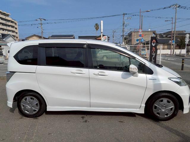 フリードハイブリッド ジャストセレクション＋　ＥＴＣ　バックカメラ　ナビ　ＴＶ　オートクルーズコントロール　両側電動スライドドア　オートライト　ＨＩＤ　スマートキー　電動格納ミラー　３列シート　ウォークスルー　ＣＶＴ　ＣＤ　ＤＶＤ再生　ＵＳＢ（14枚目）