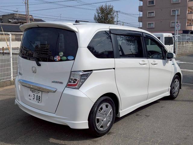 フリードハイブリッド ジャストセレクション＋　ＥＴＣ　バックカメラ　ナビ　ＴＶ　オートクルーズコントロール　両側電動スライドドア　オートライト　ＨＩＤ　スマートキー　電動格納ミラー　３列シート　ウォークスルー　ＣＶＴ　ＣＤ　ＤＶＤ再生　ＵＳＢ（15枚目）