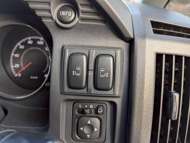 �����d���X���C�h�h�A�����I�^�]�Ȃ��{�^����ŊJ�\�ł������܂��B