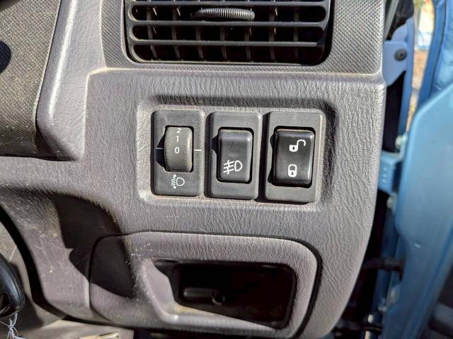 サンバーバン ディアス　４ＷＤ　軽バン　ＡＴ　ＥＴＣ　両側スライドドア　キーレスエントリー　アルミホイール　ＡＢＳ　エアコン　パワーステアリング　パワーウィンドウ　ＣＤ（8枚目）