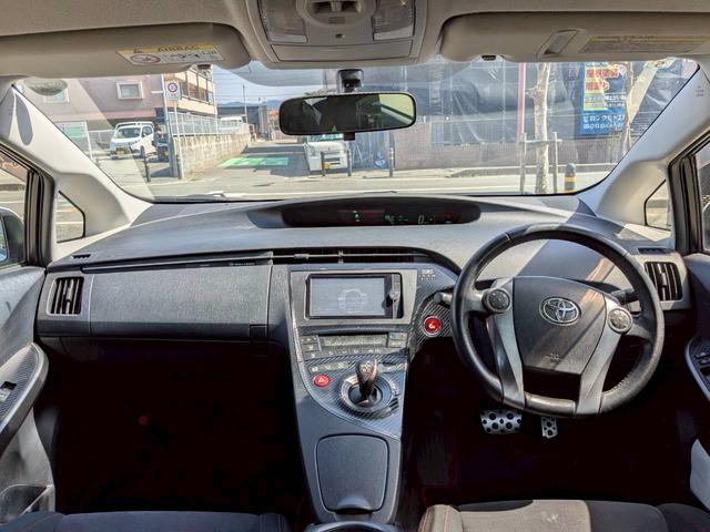 プリウス Ｓツーリングセレクション・Ｇ’ｓ　ＥＴＣ　バックカメラ　ナビ　ＴＶ　アルミホイール　オートライト　ＨＩＤ　ＣＶＴ　スマートキー　電動格納ミラー　盗難防止システム　Ｂｌｕｅｔｏｏｔｈ　衝突安全ボディ　ＡＢＳ　エアコン　パワーステアリング（2枚目）