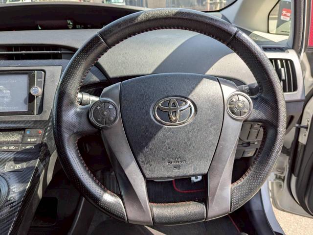 プリウス Ｓツーリングセレクション・Ｇ’ｓ　ＥＴＣ　バックカメラ　ナビ　ＴＶ　アルミホイール　オートライト　ＨＩＤ　ＣＶＴ　スマートキー　電動格納ミラー　盗難防止システム　Ｂｌｕｅｔｏｏｔｈ　衝突安全ボディ　ＡＢＳ　エアコン　パワーステアリング（3枚目）