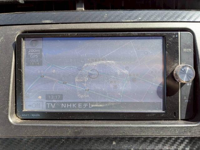 プリウス Ｓツーリングセレクション・Ｇ’ｓ　ＥＴＣ　バックカメラ　ナビ　ＴＶ　アルミホイール　オートライト　ＨＩＤ　ＣＶＴ　スマートキー　電動格納ミラー　盗難防止システム　Ｂｌｕｅｔｏｏｔｈ　衝突安全ボディ　ＡＢＳ　エアコン　パワーステアリング（6枚目）