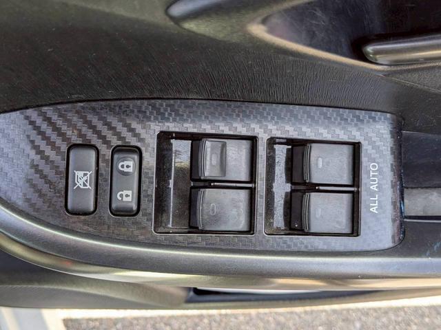 プリウス Ｓツーリングセレクション・Ｇ’ｓ　ＥＴＣ　バックカメラ　ナビ　ＴＶ　アルミホイール　オートライト　ＨＩＤ　ＣＶＴ　スマートキー　電動格納ミラー　盗難防止システム　Ｂｌｕｅｔｏｏｔｈ　衝突安全ボディ　ＡＢＳ　エアコン　パワーステアリング（10枚目）