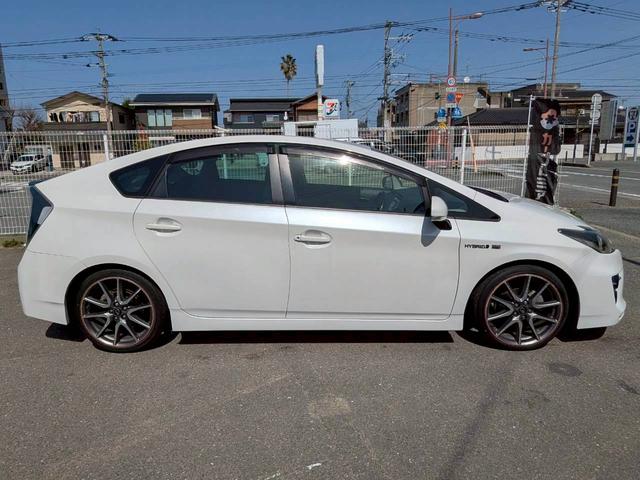 プリウス Ｓツーリングセレクション・Ｇ’ｓ　ＥＴＣ　バックカメラ　ナビ　ＴＶ　アルミホイール　オートライト　ＨＩＤ　ＣＶＴ　スマートキー　電動格納ミラー　盗難防止システム　Ｂｌｕｅｔｏｏｔｈ　衝突安全ボディ　ＡＢＳ　エアコン　パワーステアリング（14枚目）