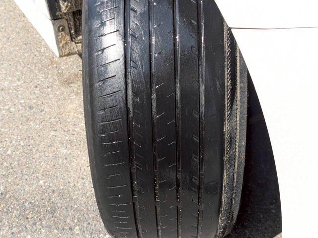 プリウス Ｓツーリングセレクション・Ｇ’ｓ　ＥＴＣ　バックカメラ　ナビ　ＴＶ　アルミホイール　オートライト　ＨＩＤ　ＣＶＴ　スマートキー　電動格納ミラー　盗難防止システム　Ｂｌｕｅｔｏｏｔｈ　衝突安全ボディ　ＡＢＳ　エアコン　パワーステアリング（40枚目）