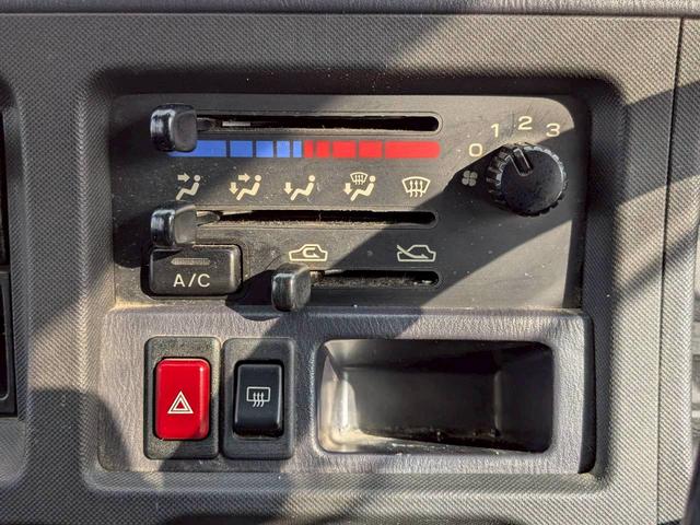 サンバーバン 　４ＷＤ　ＭＴ　両側スライドドア　キーレスエントリー　エアコン　運転席エアバッグ（4枚目）