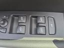 ウィンドウスイッチまわり『使用頻度が多い運転席側のスイッチまわり。目立つ傷もなく綺麗な状態を保っています。』
