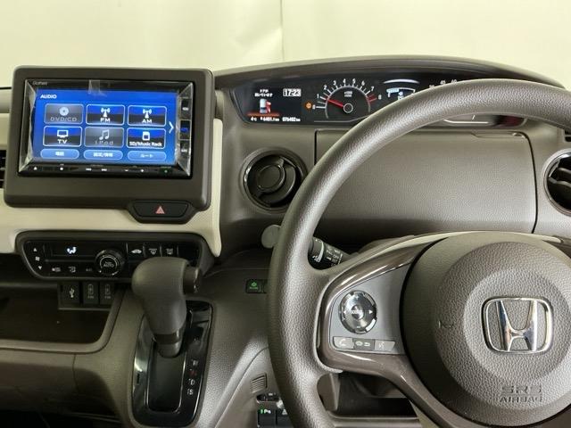 �z���_�����������[�i�r���ڂȂ̂ŁA�����ւ̃h���C�u�����C���������I�X�e�A�����O���葤�ɃI�[�f�B�I�֘A�̃R���g���[���X�C�b�`��z�u���Ă��܂��B���쎞�͎�������炷���ƂȂ��^�]�ɏW���ł��܂�