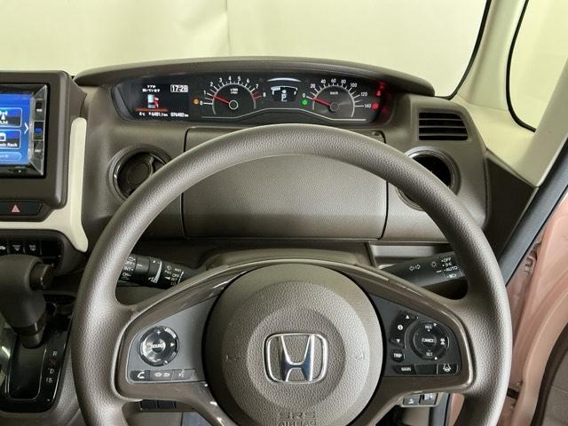 �X�e�A�����O�E�葤�Ɉ��S�^�]�x���@�\�̃z���_�Z���V���O���R���g���[������X�C�b�`�A���葤�ɃI�[�f�B�I�֘A�̃R���g���[���X�C�b�`��z�u�A��������炷���ƂȂ��^�]�ɏW���ł��܂�