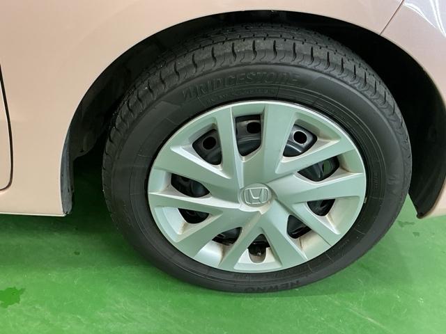 �X�`�[���z�C�[���ɂ͂��ꂢ�ɃN���[�j���O���ꂽ�z�C�[���g�����i�L���b�v�j���t���Ă��܂�