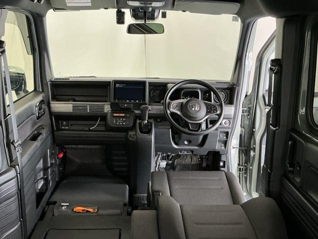 �h���C�o�[�𒆐S�Ɏ��R�Ɏ肪�͂��ʒu�ɂ`�s�Z���N�g���o�[��G�A�R���A�l�X�ȑ���X�C�b�`�Ȃǂ�z�u�A���쐫�ɗD��Ă��܂�