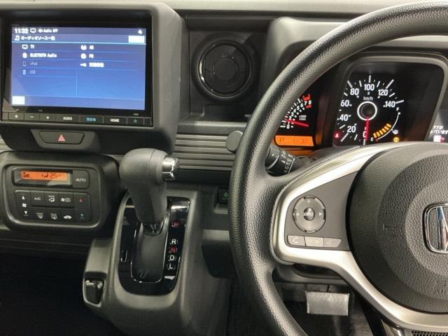 �z���_�����������[�i�r���ڂȂ̂ŁA�����ւ̃h���C�u�����C���������I�X�e�A�����O���葤�ɃI�[�f�B�I�֘A�̃R���g���[���X�C�b�`��z�u���Ă��܂��B���쎞�͎�������炷���ƂȂ��^�]�ɏW���ł��܂�