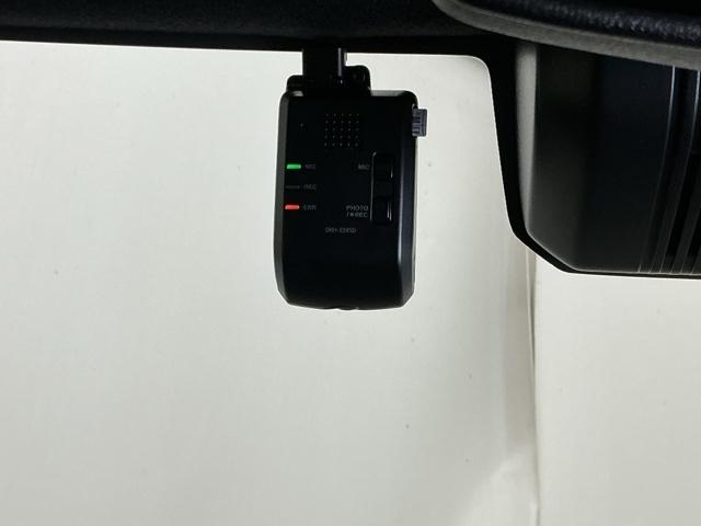 �܂����I�̎��̂��߂Ƀh���C�u���R�[�_�[�������Ă��܂��B�Փ˂����m����ƈ�莞�ԉ摜�������ۑ��ł���̂ň��S�ł��B