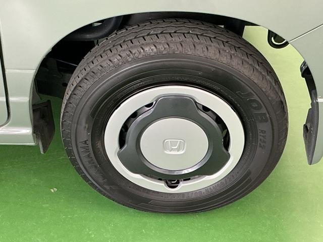 �X�`�[���z�C�[���ɂ͂��ꂢ�ɃN���[�j���O���ꂽ�z�C�[���g�����i�L���b�v�j���t���Ă��܂�