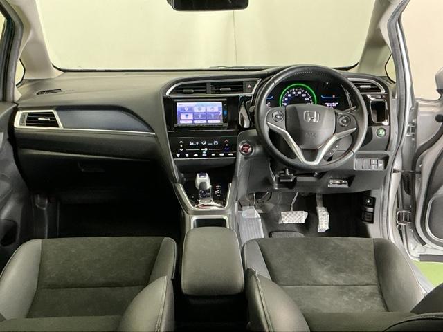 �h���C�o�[�𒆐S�Ɏ��R�Ɏ肪�͂��ʒu�ɂ`�s�Z���N�g���o�[��G�A�R���A�l�X�ȑ���X�C�b�`�Ȃǂ�z�u�A���쐫�ɗD��Ă��܂�