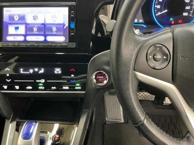 �z���_�����������[�i�r���ڂȂ̂ŁA�����ւ̃h���C�u�����C���������I�X�e�A�����O���葤�ɃI�[�f�B�I�֘A�̃R���g���[���X�C�b�`��z�u���Ă��܂��B���쎞�͎�������炷���ƂȂ��^�]�ɏW���ł��܂�