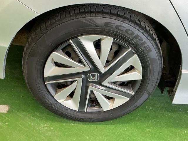 �X�`�[���z�C�[���ɂ͂��ꂢ�ɃN���[�j���O���ꂽ�z�C�[���g�����i�L���b�v�j���t���Ă��܂�