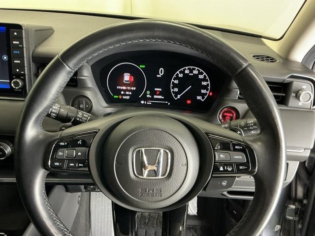 �X�e�A�����O�E�葤�Ɉ��S�^�]�x���@�\�̃z���_�Z���V���O���R���g���[������X�C�b�`�A���葤�ɃI�[�f�B�I�֘A�̃R���g���[���X�C�b�`��z�u�A��������炷���ƂȂ��^�]�ɏW���ł��܂�