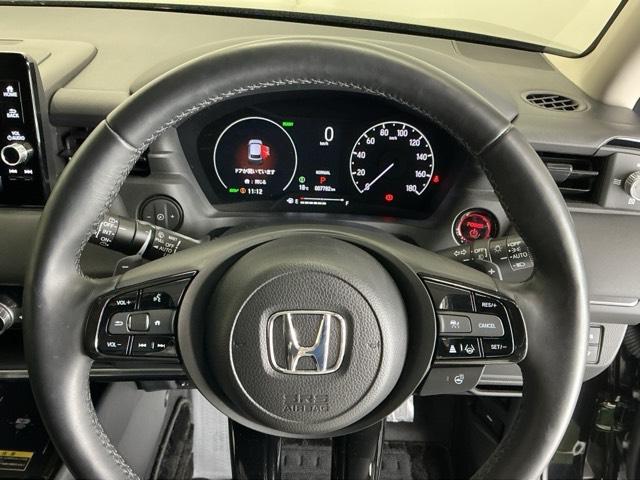 �X�e�A�����O�E�葤�Ɉ��S�^�]�x���@�\�̃z���_�Z���V���O���R���g���[������X�C�b�`�A���葤�ɃI�[�f�B�I�֘A�̃R���g���[���X�C�b�`��z�u�A��������炷���ƂȂ��^�]�ɏW���ł��܂�