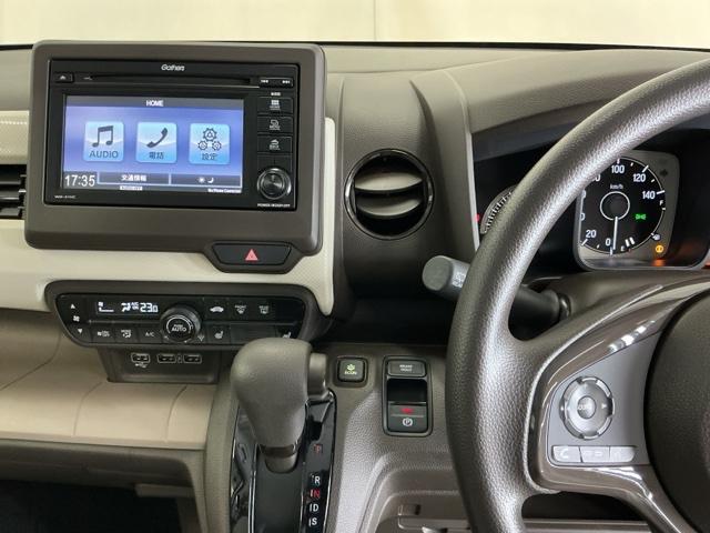 �����f�B�X�v���C�I�[�f�B�I����������Ă��܂��B�X�e�A�����O���葤�ɃI�[�f�B�I�֘A�̃R���g���[���X�C�b�`��z�u���Ă��܂��B���쎞�͎�������炷���ƂȂ��^�]�ɏW���ł��܂�