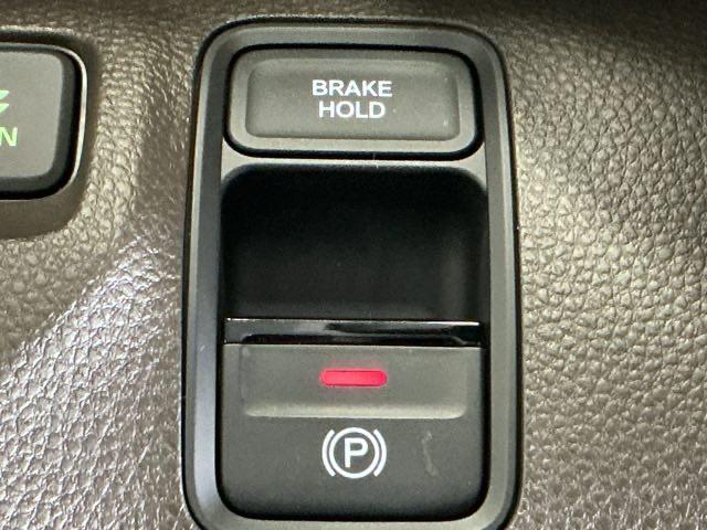 �p�[�L���O�u���[�L�̓X�}�[�g�ȓd�q���䎮�ƍ��킹�ďa�؎����Ƀu���[�L�y�_�����瑫�𗣂��Ă���ԏ�Ԃ�ێ����Ă����I�[�g�u���[�L�z�[���h�@�\�ŉ^�]���y�ɂȂ�܂��B�X�^�[�g�̓A�N�Z���y�_���𓥂ނ���